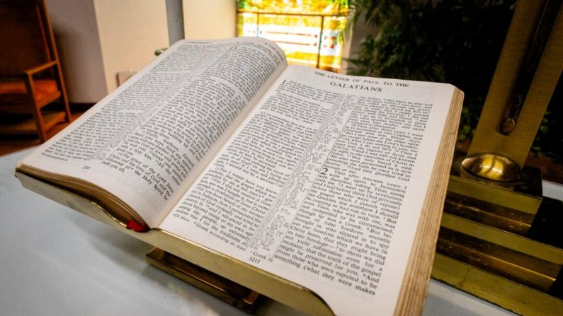 Une bible dans l'église Surf City à Huntington Beach, Californie, le 20 juillet 2023. (John Fredricks/Epoch Times)