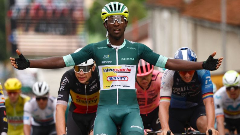 Au pied de la croix de Lorraine, Biniam Girmay a signé samedi sa deuxième victoire en six jours sur le Tour de France, où le conte de fée se poursuit pour l'Erythréen, pionnier du cyclisme africain. (Photo : ANNE-CHRISTINE POUJOULAT/AFP via Getty Images)