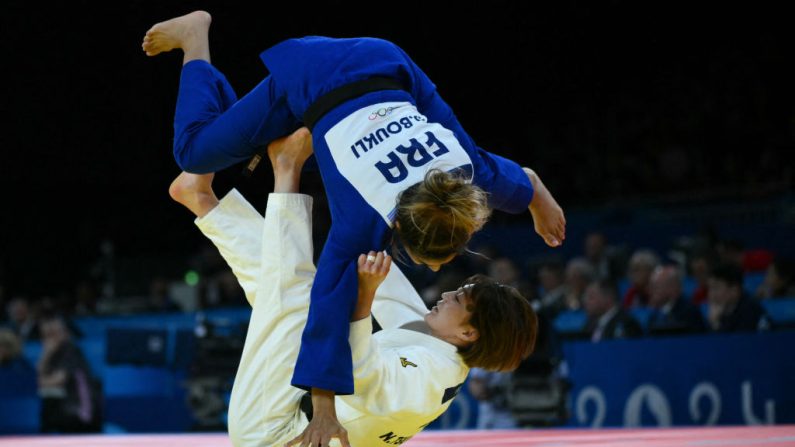 Shirine Boukli (-48 kg) a été battue samedi en quart de finale du tournoi olympique par la grande favorite japonaise Natsumi Tsunoda, mais elle disputera un repêchage pour tenter d'aller chercher une médaille de bronze. (Photo : LUIS ROBAYO/AFP via Getty Images)