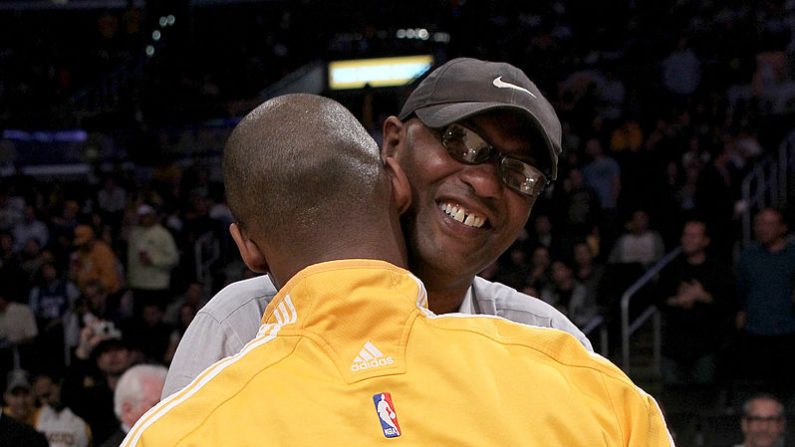 Joe Bryant, père de l'ancienne star de NBA Kobe Bryant, est décédé à l'âge de 69 ans, a annoncé mardi l'université de La Salle (Philadelphie, États-Unis). (Photo : Stephen Dunn/Getty Images)