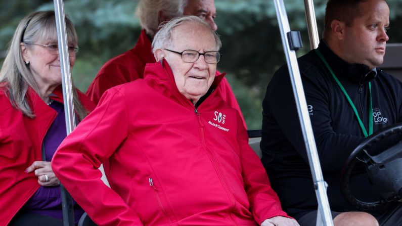 Warren Buffett, président-directeur général de Berkshire Hathaway, se rend à une séance matinale de la conférence Allen & Company Sun Valley, le 14 juillet 2023 à Sun Valley, dans l'Idaho. (Kevin Dietsch/Getty Images)