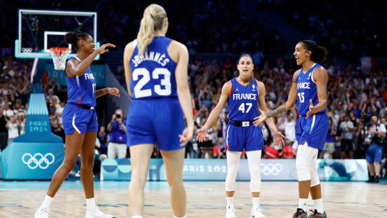 Dominante en défense, inspirée en attaque, l'équipe de France féminine de basket a débuté idéalement ses Jeux olympiques face au Canada (75-54) lundi au Stade Pierre-Mauroy de Villeneuve-d'Ascq. (Photo  : SAMEER AL-DOUMY/AFP via Getty Images)
