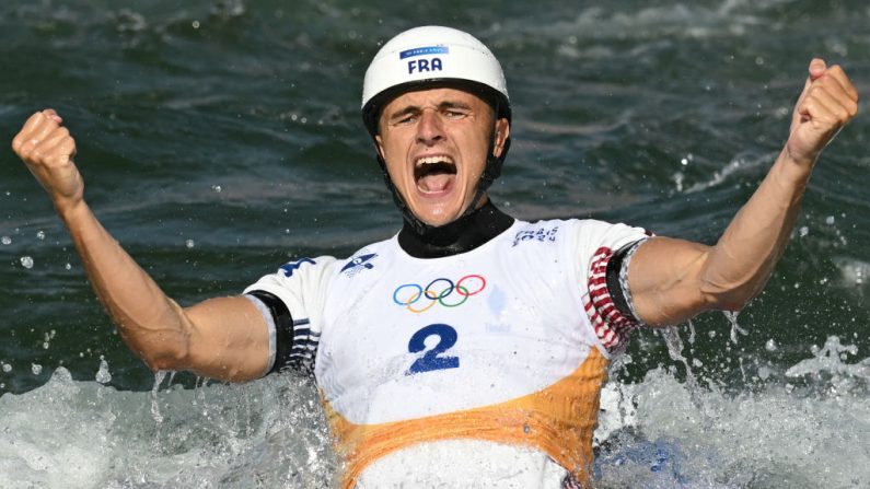 Nicolas Gestin est devenu, à 24 ans, champion olympique de canoë slalom sous les yeux de Tony Estanguet, patron du comité d'organisation de Paris-2024 et légende de la discipline. (Photo : BERTRAND GUAY/AFP via Getty Images)