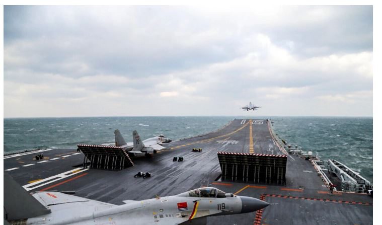Des avions de chasse chinois J-15 sont lancés depuis le porte-avions Liaoning lors d'exercices militaires en mer Jaune, au large de la côte est de la Chine, le 23 décembre 2016. (STR/AFP via Getty Images)