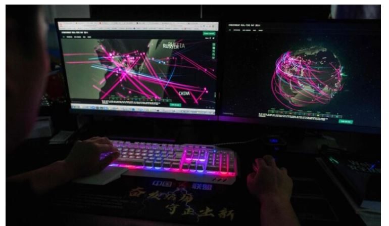 Un pirate informatique utilise son ordinateur à Dongguan, dans la province chinoise du Gangdong, le 4 août 2020. (Nicolas Asfouri/AFP via Getty Images)
