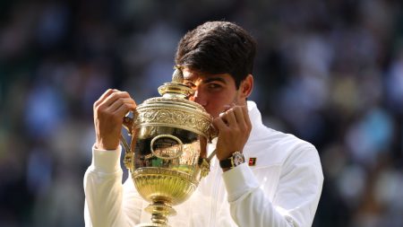 Carlos Alcaraz domine Novak Djokovic et remporte Wimbledon pour la deuxième fois d’affilée