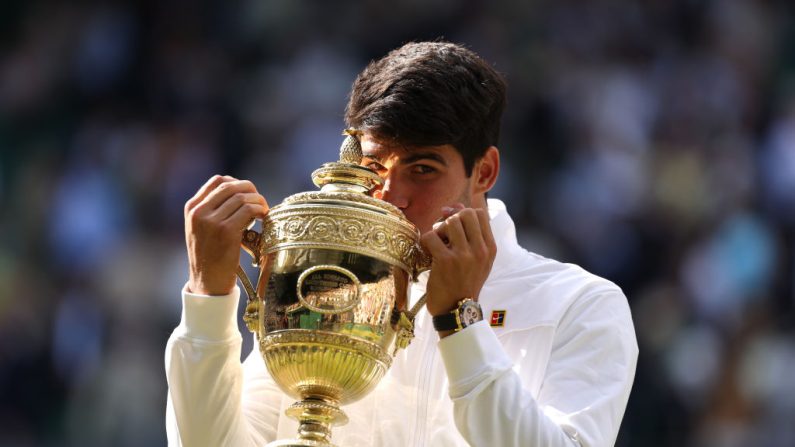 Carlos Alcaraz a remporté dimanche son deuxième titre d'affilée à Wimbledon, son quatrième trophée du Grand Chelem, en battant en finale comme en 2023 Novak Djokovic. (Photo : Julian Finney/Getty Images)