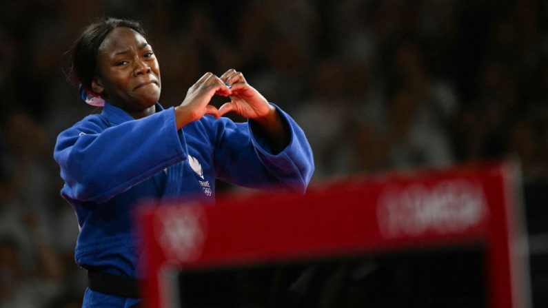 Reine des -63 kg "anéantie" après sa défaite en demie, Clarisse Agbégnénou, a sauvé avec expérience et courage une médaille de bronze à Paris. (Photo : LUIS ROBAYO/AFP via Getty Images)