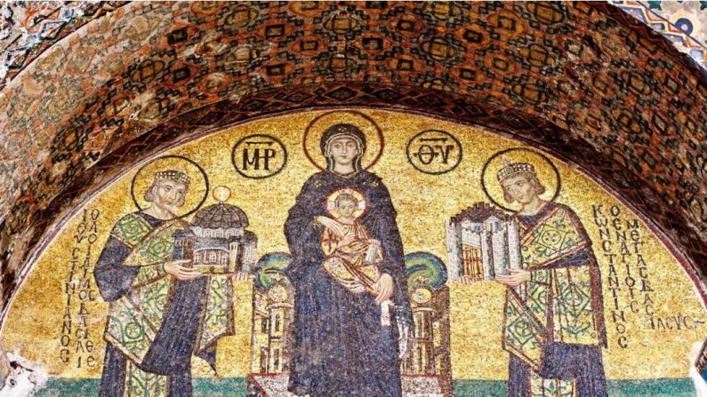 Une mosaïque byzantine représentant Constantin le Grand et l'empereur Justinien Ier présentant Constantinople et la basilique Sainte-Sophie à la Vierge Marie (tenant l'Enfant Jésus). Les trois personnages sont vêtus de robes pourpres tyriennes. (Faraways/Shutterstock)