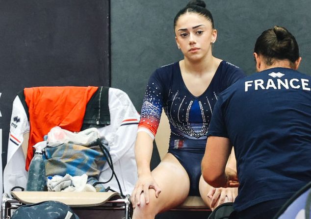 Djenna Laroui, remplaçante de l'équipe de France de gymnastique pour les JO de Paris, a été contrôlée positive à la suite d'un contrôle antidopage et a été suspendue six mois, a annoncé la Fédération française lundi. (Photo : ABDESSLAM MIRDASS/AFP via Getty Images)