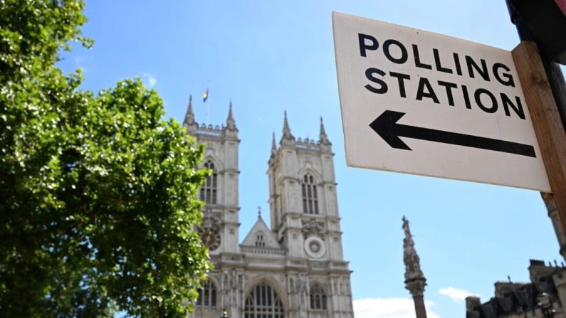 Un bureau de vote signalé en face de l'abbaye de Westminster lors des élections législatives de Grande-Bretagne, à Londres, le 4 juillet 2024. (Paul Ellis/AFP via Getty Images)