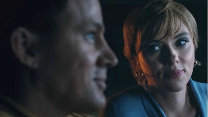 Cole Davis (Channing Tatum) et Kelly Jones (Scarlett Johansson) ont un rendez-vous dans « To the Moon ». (Columbia Pictures/Sony Pictures Releasing)