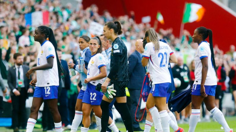 L'équipe de France féminine, totalement remaniée, s'est inclinée mardi face à l'Irlande (3-1) lors du dernier match de qualification à l'Euro-2025 et ultime préparation avant le début des Jeux olympiques. (Photo : JOHANNES EISELE/AFP via Getty Images)