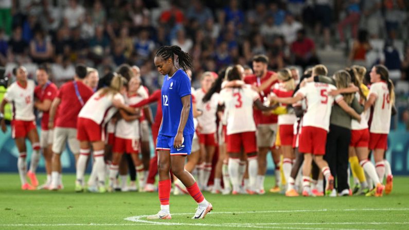 L'équipe de France s'est inclinée dimanche (2-1) contre le Canada, sa bête noire aux Jeux olympiques, et jouera sa qualification pour les quarts de finale mercredi contre la Nouvelle-Zélande. (Photo : Tullio M. Puglia/Getty Images)