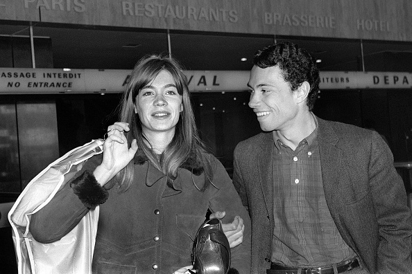 Françoise Hardy et son compagnon de l’époque, le photographe Jean-Marie Perier, en avril 1965.  (AFP via Getty Images)