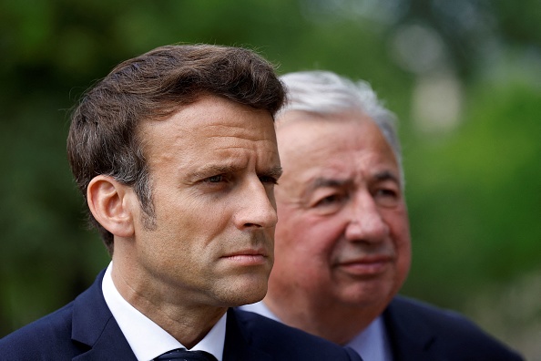 Emmanuel Macron a reçu mardi après-midi le président du Sénat Gérard Larcher. (CHRISTIAN HARTMANN/POOL/AFP via Getty Images)