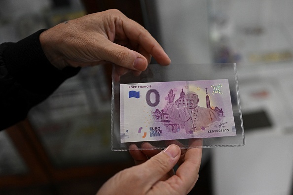 Un billet de zéro euro.   (LUIS ROBAYO/AFP via Getty Images)