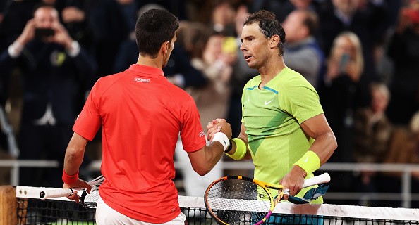 Novak Djokovic et Rafael Nadal se serrent la main après leur match à Roland Garros, le 31 mai 2022 à Paris. (Photo par Ryan Pierse/Getty Images)