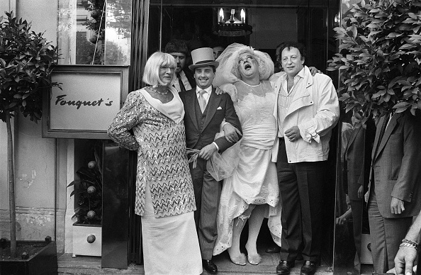 Eddie Barclay (g.) et Paul Lederman (d.) assistent au "mariage" de Thierry le Luron et Coluche, le 25 septembre 1985 devant le  Fouquet's à Paris. (Photo GEORGES BENDRIHEM/AFP via Getty Images)