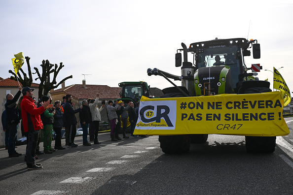 Des agriculteurs en route pour Rungis à l’appel du syndicat CR47 (Coordination rurale 47), à Villeneuve-sur-Lot le 29 janvier 2024. (Photo CHRISTOPHE ARCHAMBAULT/AFP via Getty Images)