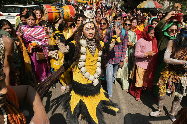 Procession religieuse hindoue avant le "Maha Shivaratri", un festival annuel dédié au Dieu hindou Shiva, à Amritsar le 6 mars 2024. (Photo NARINDER NANU/AFP via Getty Images)