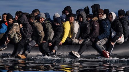 Quatre migrants décèdent parmi 60 tentant de traverser la Manche, malgré les secours
