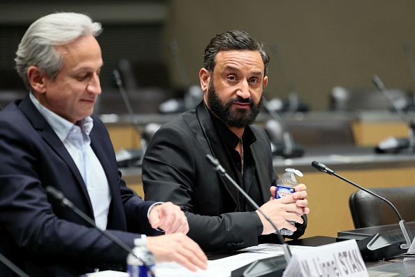 Le producteur de télévision Lionel Stan (à g.) et l'animateur Cyril Hanouna devant la commission d'enquête parlementaire sur l'attribution des fréquences TV, à l'Assemblée nationale, le 14 mars 2024. (ALAIN JOCARD/AFP via Getty Images)