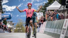 Tour de France : Richard Carapaz remporte la 17e étape en solitaire