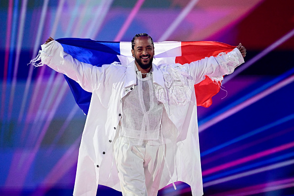 Le chanteur français Slimane Nebchi représentant la France avec la chanson « Mon amour » pose au début de la finale du 68e Concours Eurovision de la chanson (ESC) 2024 le 11 mai 2024 à la Malmo Arena à Malmö, Suède.  (TOBIAS SCHWARZ/AFP via Getty Images)