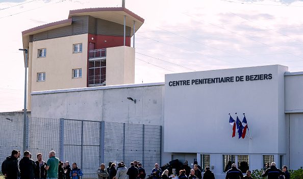 Hérault : la vidéo de détenus fêtant un anniversaire dans l’enceinte de la prison de Béziers provoque la colère des gardiens