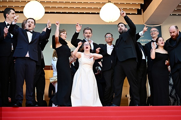 Des acteurs du film "Un p'tit truc en plus" arrivent à la projection du film "Le Comte de Monte-Cristo" lors de la 77e édition du Festival de Cannes, le 22 mai 2024.  (LOIC VENANCE/AFP via Getty Images)