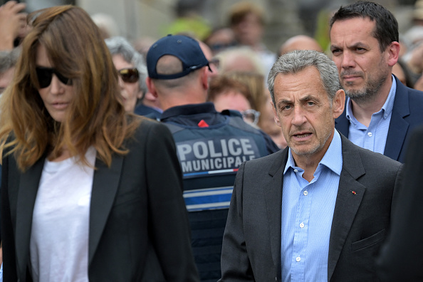 Carla Bruni aux côtés de son mari, l'ancien président Nicolas Sarkozy, à Paris le 20 juin 2024. (Photo BERTRAND GUAY/AFP via Getty Images)