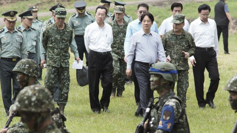 Le président taïwanais Lai Ching-te (3e à dr.) écoute un responsable militaire lors d'une inspection des nouveaux conscrits sur une base militaire à Taichung, le 28 juin 2024. (Photo SAM YEH/AFP via Getty Images)