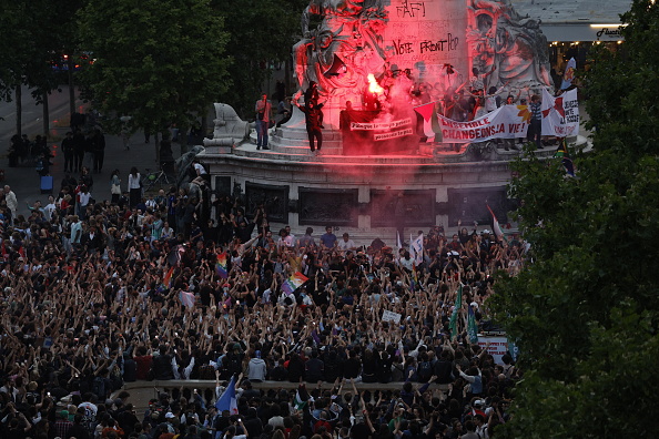 Des manifestants, place de la République à Paris, le 30 juin 2024.  (GEOFFROY VAN DER HASSELT/AFP via Getty Images)