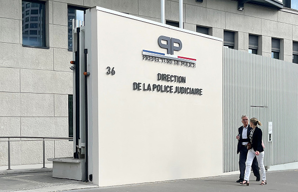 Le réalisateur Benoît Jacquot (à g.) arrive à la Direction de la Police Judiciaire pour être interrogé sur des accusations d'abus sexuels, à Paris le 1er juillet 2024. (GUILLAUME DAUDIN/AFP via Getty Images)