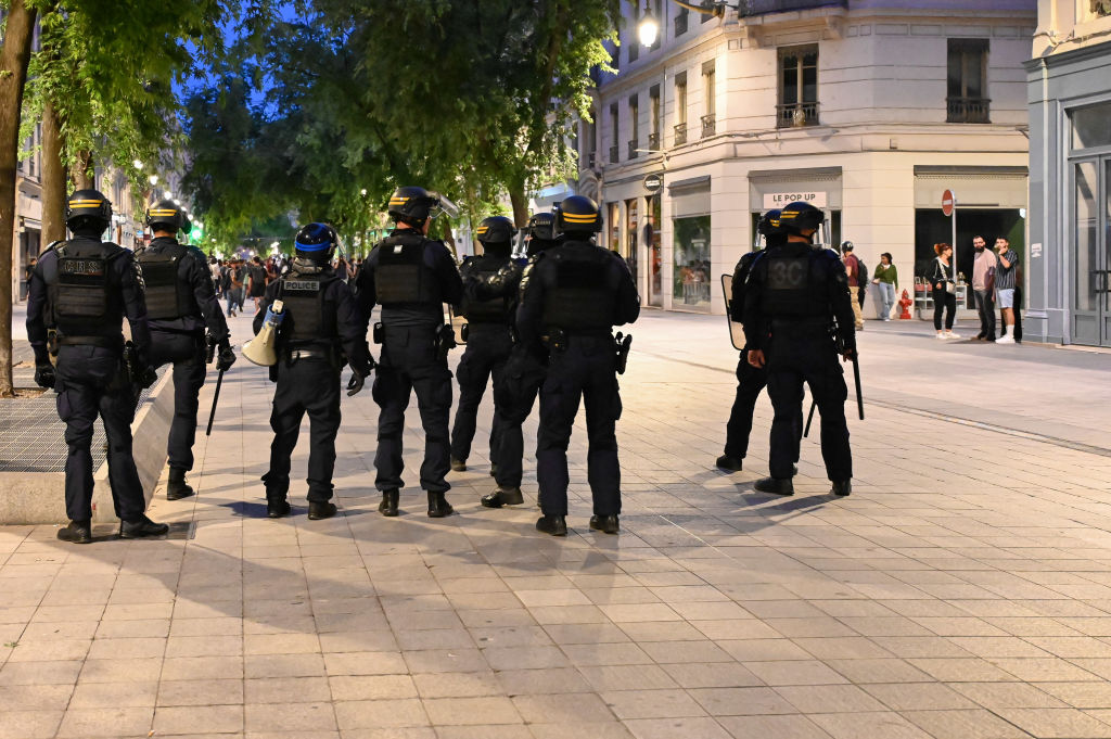 Législatives : craignant les désordres de "l'ultra gauche" et de "l'ultra droite", 30.000 policiers et gendarmes sont mobilisés pour le second tour