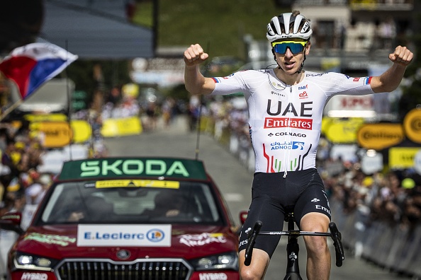 Le Slovène Tadej Pogacar de l'équipe UAE Team Emirates célèbre sa victoire en franchissant la ligne d'arrivée au départ de la quatrième étape du Tour de France cycliste 2024. (DAVID PINTENS/BELGA MAG/AFP via Getty Images)