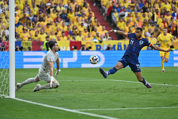 L'attaquant néerlandais Cody Gakpo tente de marquer contre le gardien roumain Florin Nita lors de Euro 2024 à Munich, le 2 juillet 2024. (Photo MIGUEL MEDINA/AFP via Getty Images)