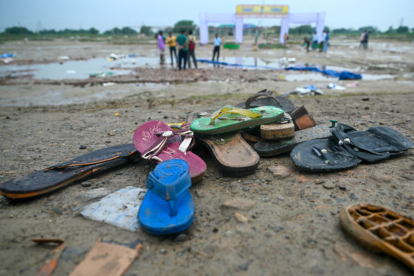 Des chaussures sur le site d'une bousculade à Hathras, dans l'État indien de l'Uttar Pradesh, le 3 juillet 2024. (ARUN SANKAR/AFP via Getty Images)