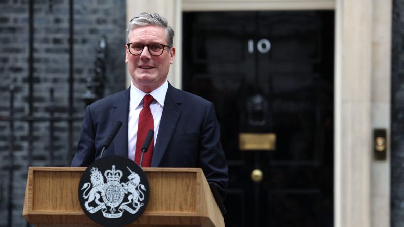 Le nouveau Premier ministre britannique Keir Starmer, chef du parti travailliste, s'adresse à la nation après sa victoire aux élections générales, devant le 10 Downing Street à Londres, le 5 juillet 2024, (HENRY NICHOLLS/AFP via Getty Images)