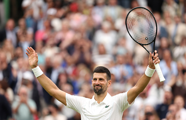 Novak Djokovic de Serbie célèbre sa balle de match gagnante contre Vit Kopriva de la République tchèque dans son match du premier tour du simple messieurs lors de la deuxième journée des Championnats Wimbledon 2024. (Sean M. Haffey/Getty Images)