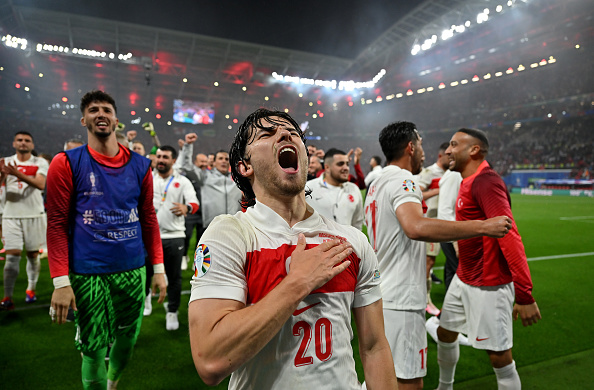 Ferdi Kadioglu de la Turquie célèbre la victoire avec ses coéquipiers devant ses fans après avoir battu l'Autriche en huitièmes de finale de l’Euro 2024 le 02 juillet 2024 à Leipzig, en Allemagne. (Photo Dan Mullan/Getty Images)