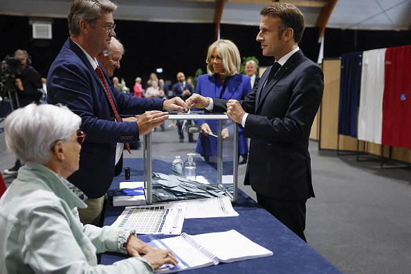 Le président Emmanuel Macron a voté pour le deuxième tour des législatives au Touquet, le 7 juillet 2024. (Photo MOHAMMED BADRA/POOL/AFP via Getty Images)