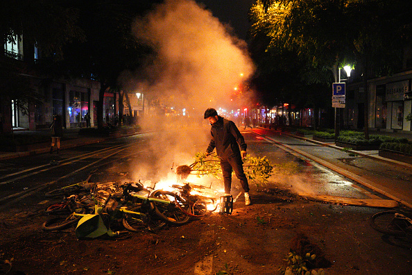 Une barricade incendiée près de la Place de la République, le 8 juillet 2024 à Paris. (Photo Carl Court/Getty Images)