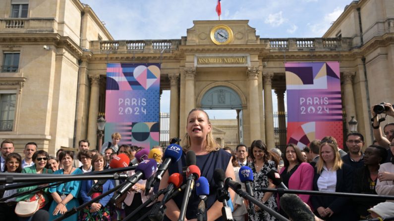 La députée française nouvellement élue de La France Insoumise (LFI) Mathilde Panot s'adresse aux journalistes à son arrivée à l'Assemblée nationale à Paris, le 9 juillet 2024. (BERTRAND GUAY/AFP via Getty Images)