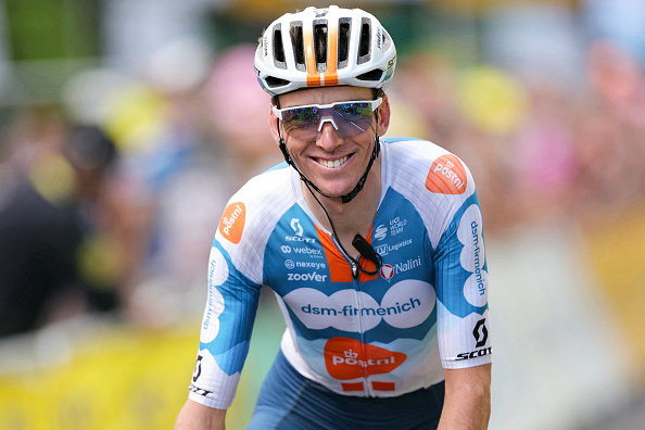 Le coureur de l'équipe DSM-Firmenich PostNL Romain Bardet passe la ligne d'arrivée de la 11e étape de la 111e édition du Tour de France cycliste, 211 km entre Évaux-les-Bains et Le Lioran, le 10 juillet 2024. (THOMAS SAMSON/AFP via Getty Images)