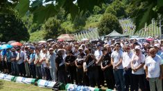 Tués parce que musulmans, des milliers de Bosniaques commémorent le génocide de Srebrenica, en ex-Yougoslavie