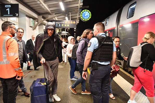 Des passagers sont guidés vers leur train TGV Paris-Nantes à Sable-sur-Sarthe, après avoir été évacués. (JEAN-FRANCOIS MONIER/AFP via Getty Images)