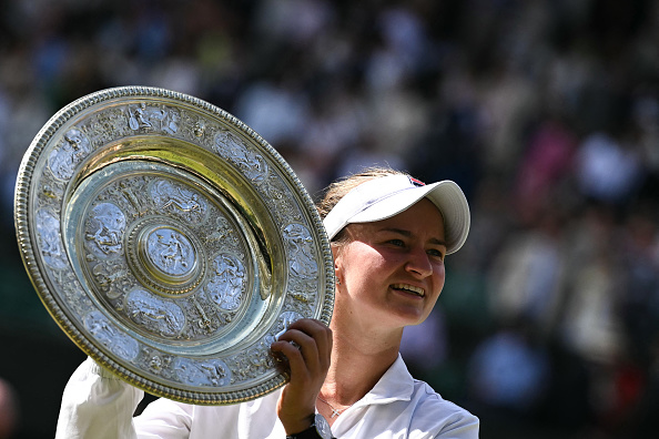 La Tchèque Barbora Krejcikova pose avec le trophée du vainqueur, le Venus Rosewater Dish, à Wimbledon le 13 juillet 2024. (Photo BEN STANSALL/AFP via Getty Images)
