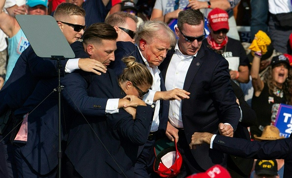 Donald Trump, victime d'une tentative d'assassinat en plein meeting électoral à Butler, Pennsylvanie, le 13 juillet 2024. (Photo REBECCA DROKE/AFP via Getty Images)